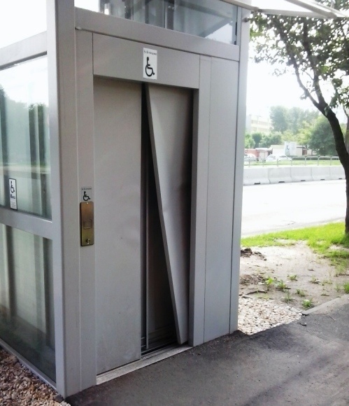 Wandale zdemolowali windę na Piłsudskiego  służącą starszym i niepełnosprawnym